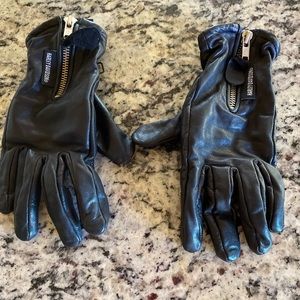 Lightly used women’s leather Harley Davidson gloves